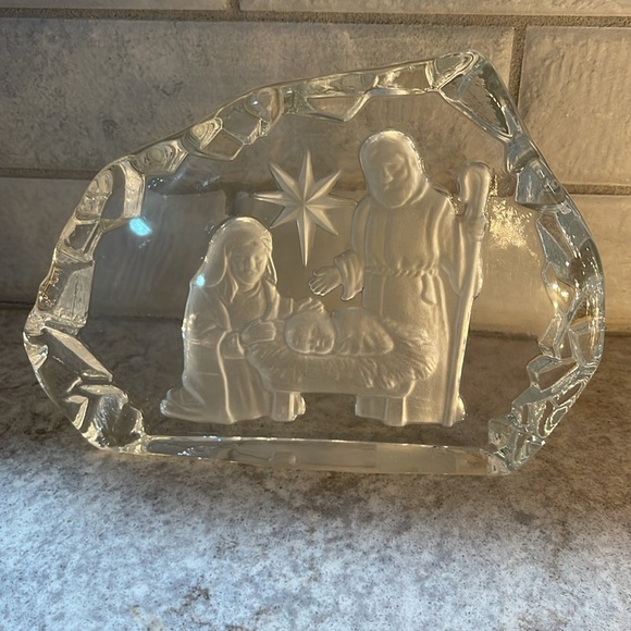 Nativity Scene Christmas Holiday Etched Glass Iceberg LE Smith Paperweight #294 - Picture 2 of 9